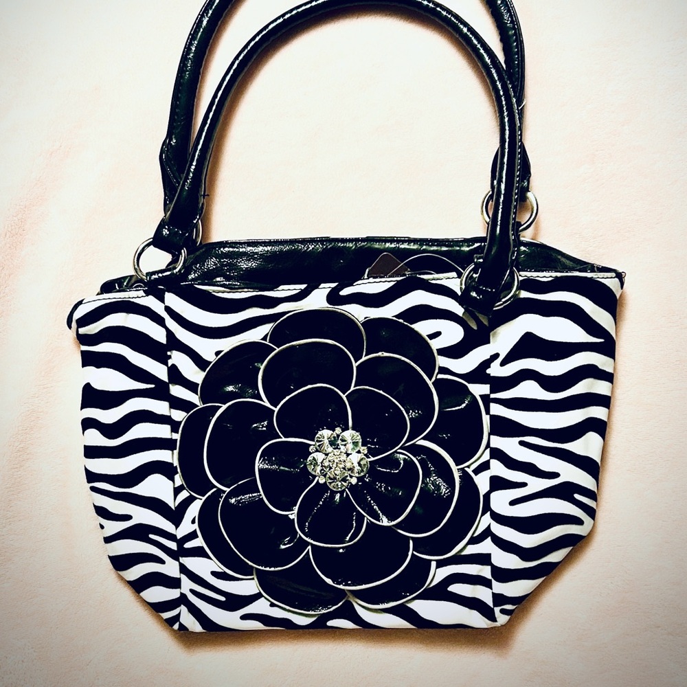 1 NWT Bucket Bag Black/White Zebra Print Women's Bag ~ beautiful ⭐️⭐️⭐️⭐️⭐️